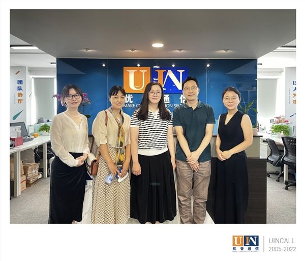　　幸福公益秘書長王曉麗(左3)、籌資部總監(jiān)卜婧(左2)蒞臨優(yōu)音通信交流