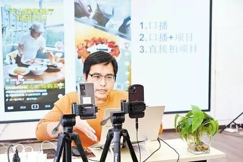 承德奧體云商直播基地內(nèi)，一位主播在線開展直播培訓(xùn)。河北日?qǐng)?bào)記者 陳寶云攝