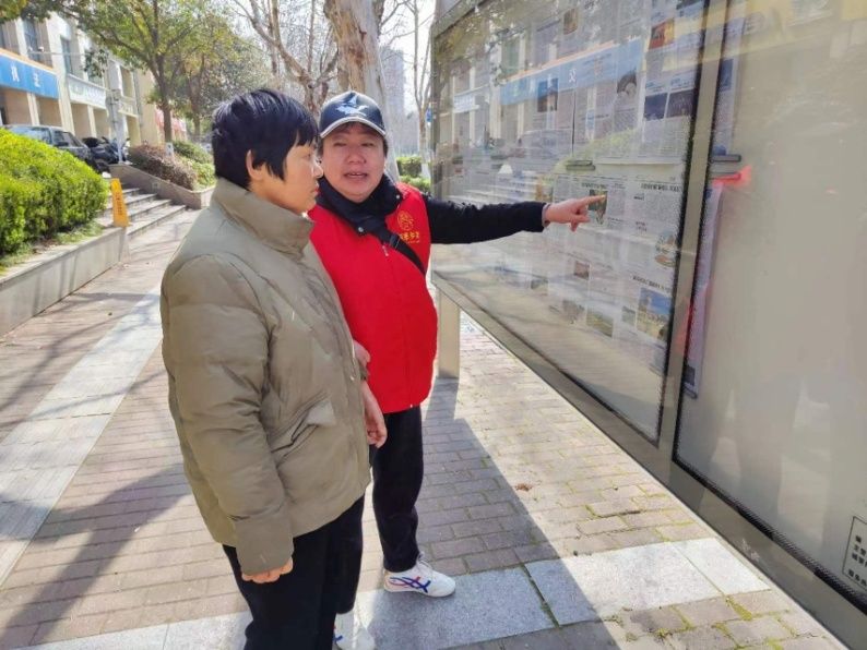 ?；葑o(hù)理員上門陪同青竹園老人散步