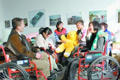 能更多地與他人打交道，能將自己感受到的愛和溫暖傳遞給更多的人——大家都真心喜歡話務(wù)員這個工作崗位。記者郭寶平 攝