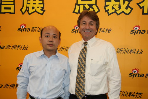 圖為新浪科技康釗(左)與安捷倫中國區(qū)通信產(chǎn)品總經(jīng)理mario(右)合影