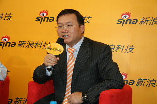 圖為中興通訊執(zhí)行副總裁何士友做客新浪總裁在線訪談