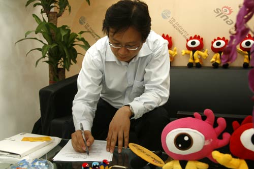 蔡曉農(nóng)填寫調(diào)查問卷2