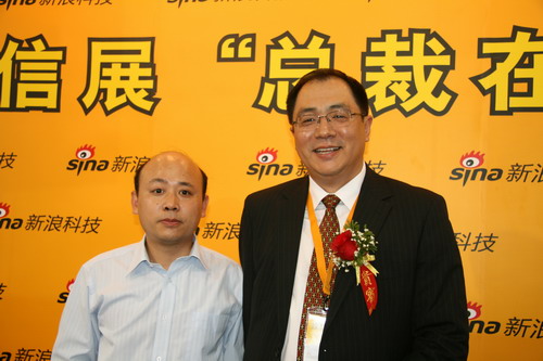 圖為高通公司高級副總裁、大中華區(qū)總裁孟樸(右)與新浪科技康釗(左)合影