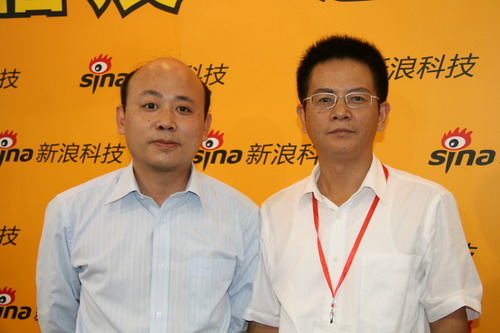 圖為新浪科技康釗(左)與聯(lián)芯科技總裁孫玉望(右)合影