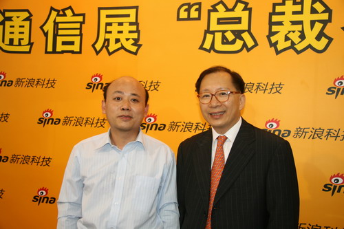 圖為思科中國(guó)公司資深副總裁、電信事業(yè)部總經(jīng)理吳世楷(右)與新浪科技康釗合影