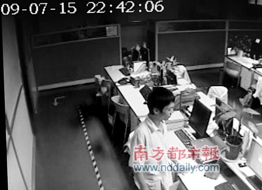 <p>    7月15日晚上的監(jiān)控錄像顯示，孫丹勇神情有些疲憊，但還是和坐在右下角的同事聊了會才離開辦公室。</p><p>   </p>