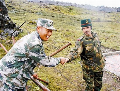 中印官兵在乃堆拉友好握手。