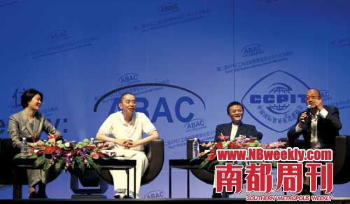 2008年8月3日，王利芬（左一）、史玉柱（左二）、馬云（右二）和馮侖在第二屆APEC工商咨詢理事會(huì)亞太中小企業(yè)峰會(huì)上。像馬云、柳傳志、牛根生等企業(yè)大佬，曾經(jīng)都是《贏在中國(guó)》的座上賓，他們也成為王利芬在央視積累下的商界人脈。