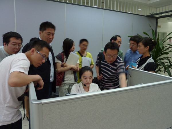 現(xiàn)場(chǎng)工作人員演示平臺(tái)具體工作流程