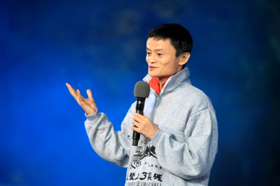 馬云在《開學(xué)第一課》的講臺上為全國的小朋友們講述著自己的夢想奮斗史。