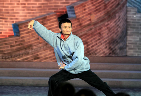 《開學(xué)第一課》錄制當(dāng)晚，馬云穿了一件“我登上了長城”的紀(jì)念衫，顯得特別精神。