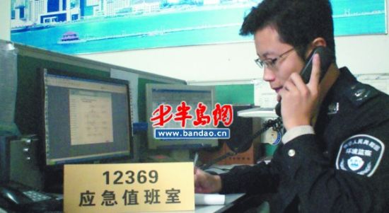 記者身穿臨時制服