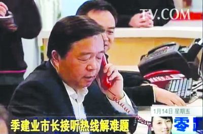 季建業(yè)走進(jìn)12345政府呼叫中心值班(圖)