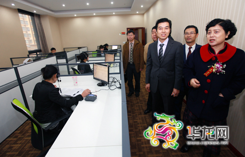 重慶市副市長(zhǎng)童小平（右一）在向工作人員了解重慶市中小企業(yè)綜合服務(wù)平臺(tái)相關(guān)功能