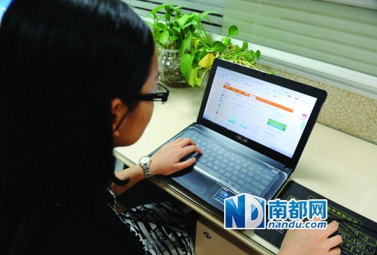 <p>    東莞用電客戶正在使用支付寶繳費用。(許思雅 攝)</p>
