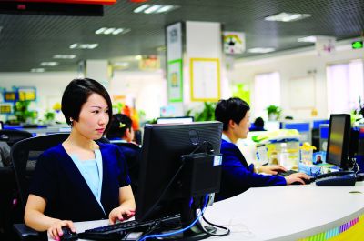 為客戶提供在線咨詢服務(wù)的廖未來。