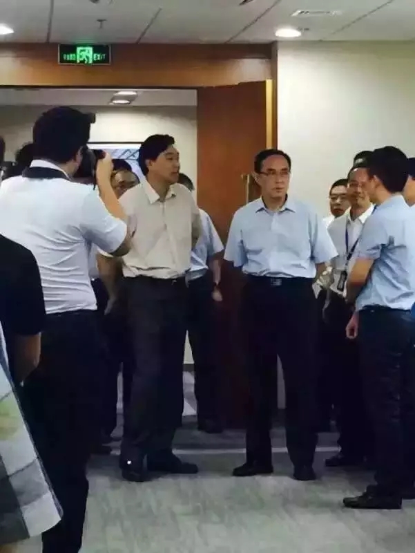 王曉初還向保障一線的員工們送上慰問(wèn)品(一箱脈動(dòng))，代表集團(tuán)領(lǐng)導(dǎo)班子向他們表示誠(chéng)摯慰問(wèn)