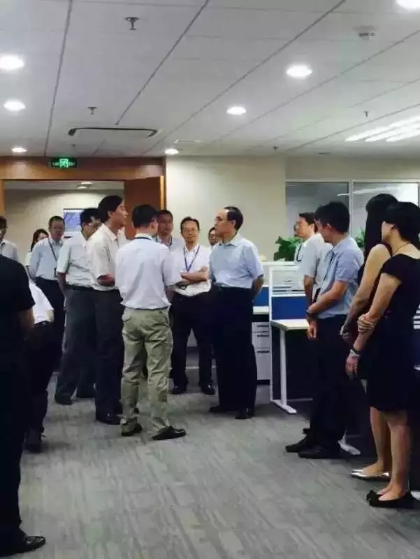 王曉初還向保障一線的員工們送上慰問(wèn)品(一箱脈動(dòng))，代表集團(tuán)領(lǐng)導(dǎo)班子向他們表示誠(chéng)摯慰問(wèn)