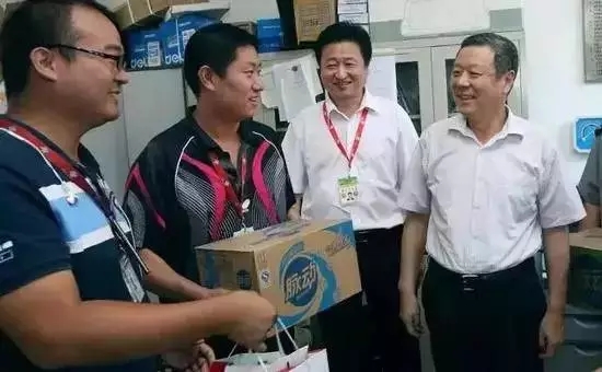 王曉初還向保障一線的員工們送上慰問(wèn)品(一箱脈動(dòng))，代表集團(tuán)領(lǐng)導(dǎo)班子向他們表示誠(chéng)摯慰問(wèn)