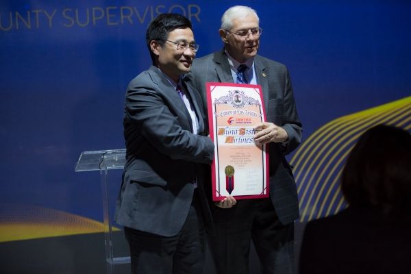 圖：中國駐洛杉磯副總領(lǐng)事王雷代表領(lǐng)館發(fā)表講話