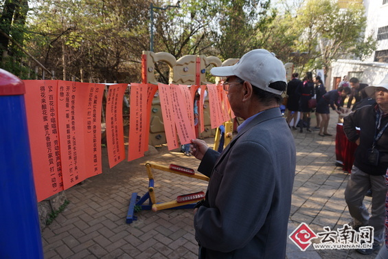 健康知識(shí)燈謎競(jìng)猜吸引很多市民參與