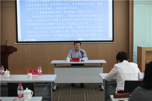 四川銀監(jiān)局闞超副局長(zhǎng)授課